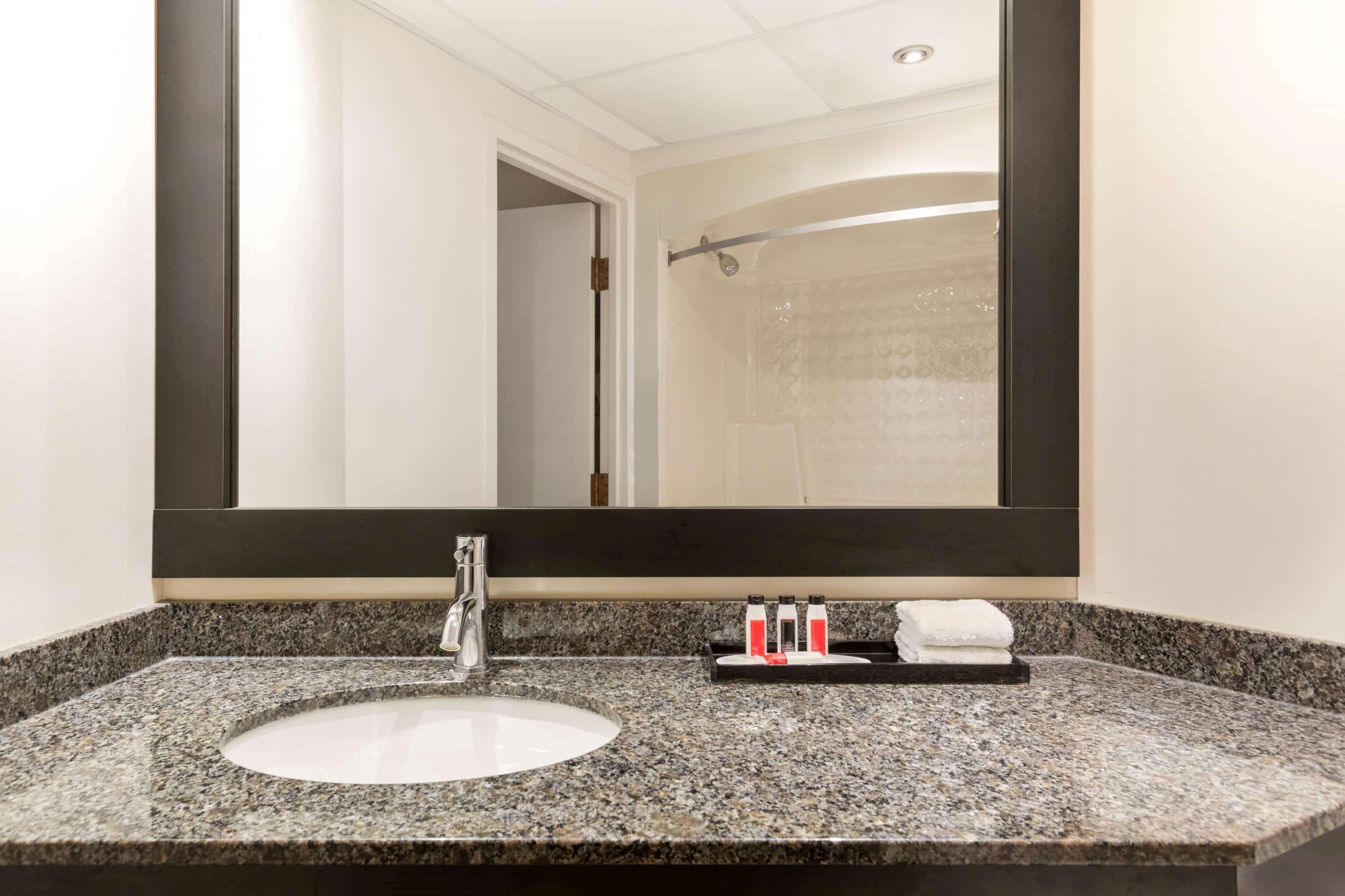 Travelodge Hotel By Wyndham Kingston Lasalle Luaran gambar